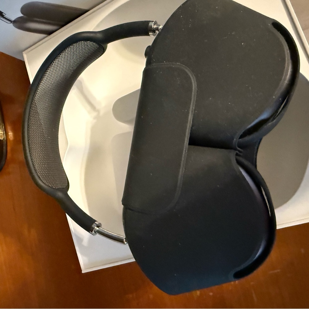 Stylish Black Over-Ear Headphones. Apple - Picture 3 of 4